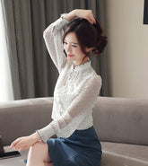 Blusa de gasa con cuello alto y estampado de lunares